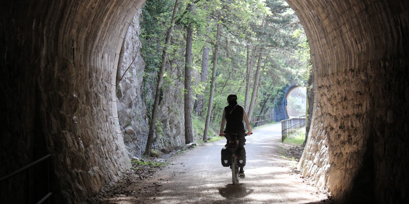 Bikepacker durch Brücke