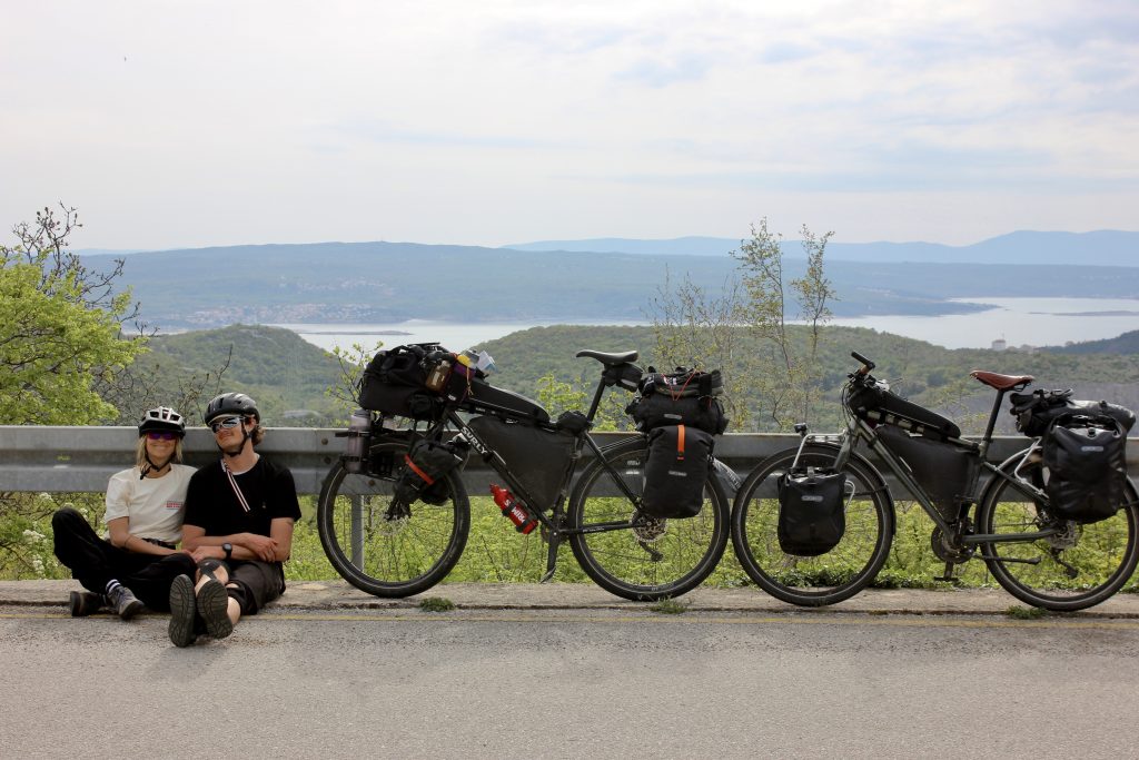 Radfahrer auf Straße bikepacking
