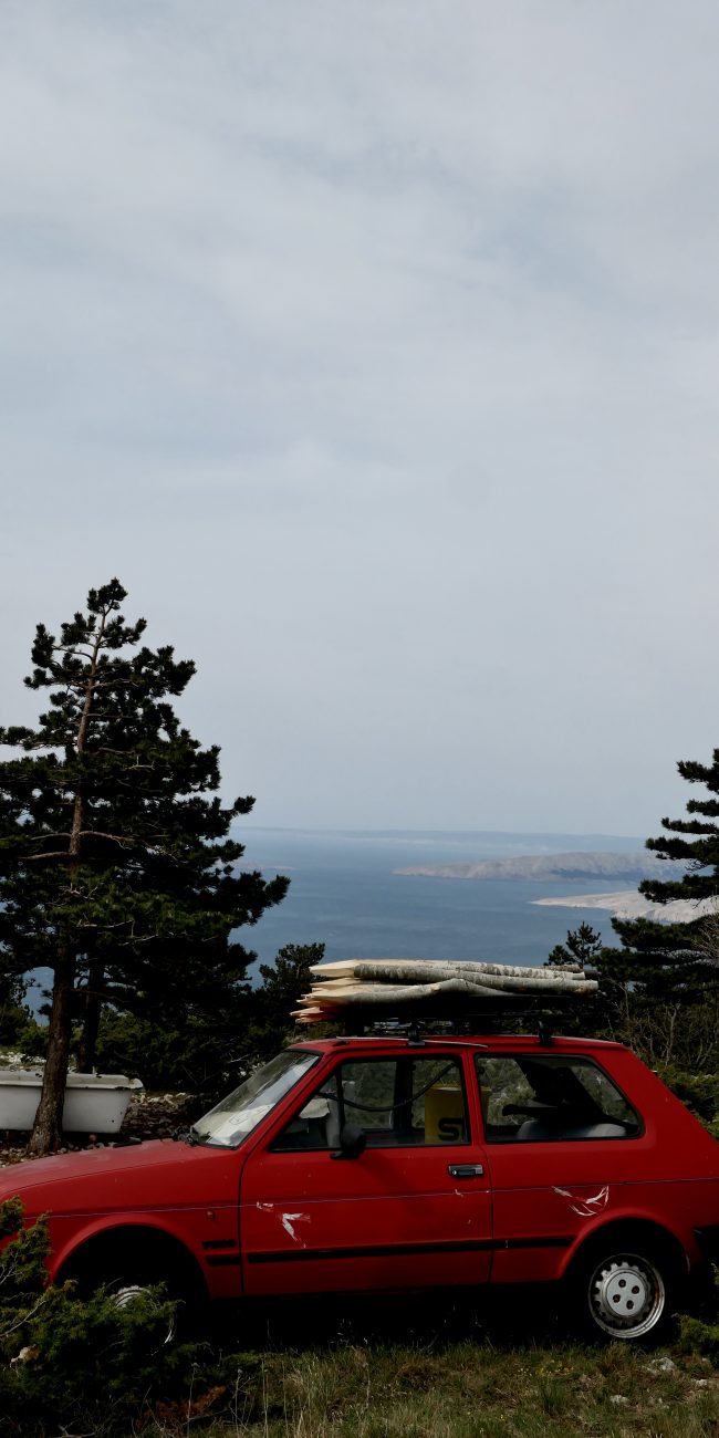 auto in kroatischer Landschaft